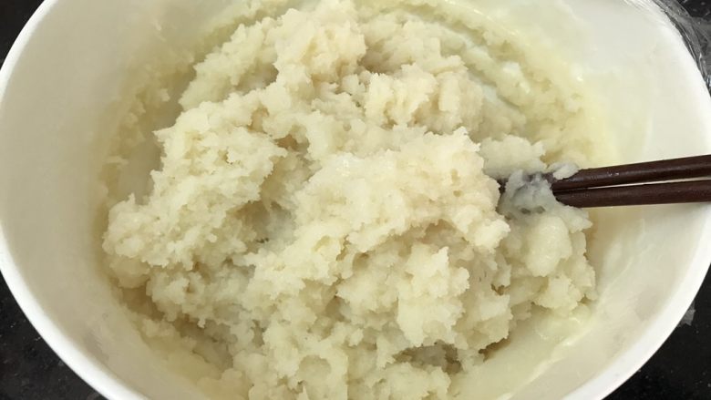 五彩冰皮月饼(附奶黄馅做法),熟透了,筷子顺时针搅拌一会,放至晾凉