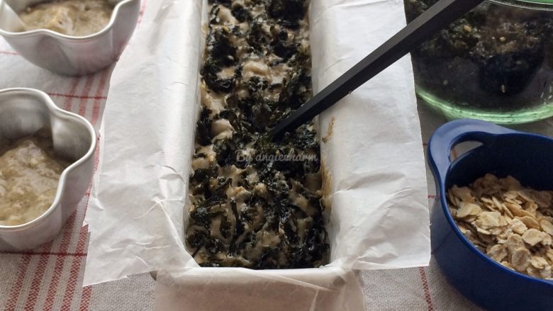 低卡粗粮蛋糕,用筷子在面糊表层稍微搅拌一下。