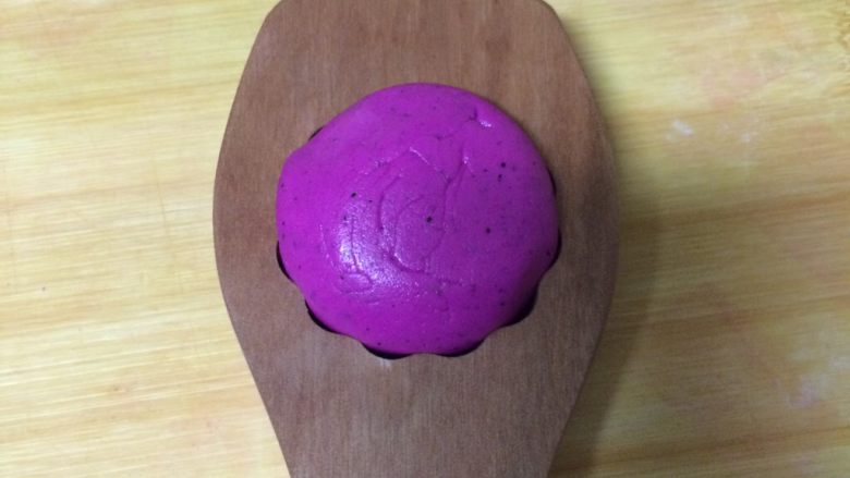 水果汁糯米饼,手在磨具上面轻轻按压,稍有一点力度,太轻也不好压出花型