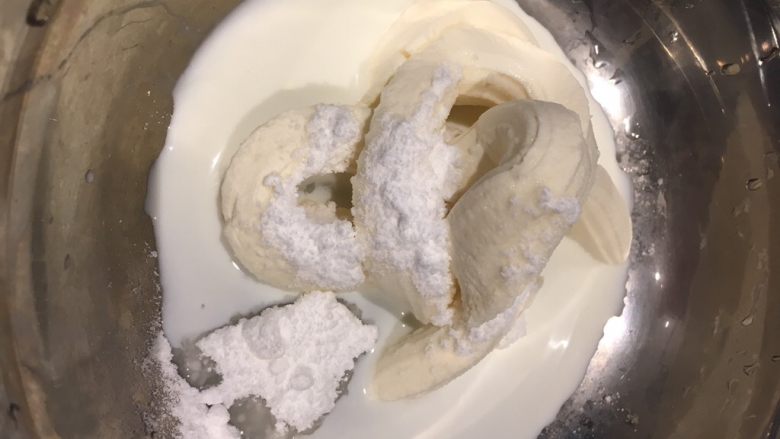 奶酪餐包,等待面包冷却的时候,把馅料的牛奶,糖,奶酪混合,电动打蛋器搅拌均匀