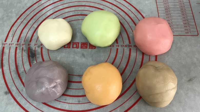 五彩冰皮月饼(附奶黄馅做法),再揉搓均匀成有颜色的团子