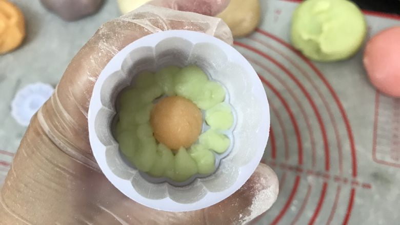 五彩冰皮月饼(附奶黄馅做法),装进压桶底部