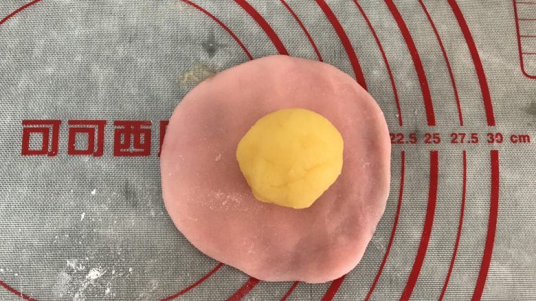 五彩冰皮月饼(附奶黄馅做法),馅放冰皮上面中间位置