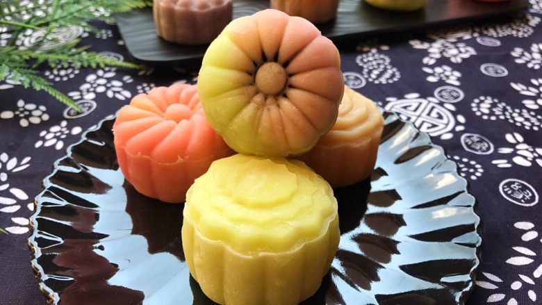 五彩冰皮月饼(附奶黄馅做法),自己做,吃起来更放心!
家人朋友也吃得健康幸福,我也收获了满满的赞美及肯定!
何乐不为?😄