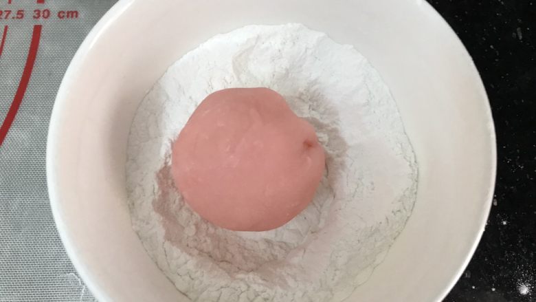 五彩冰皮月饼(附奶黄馅做法),放入熟糕粉里轻轻表面沾一层粉,以防粘模