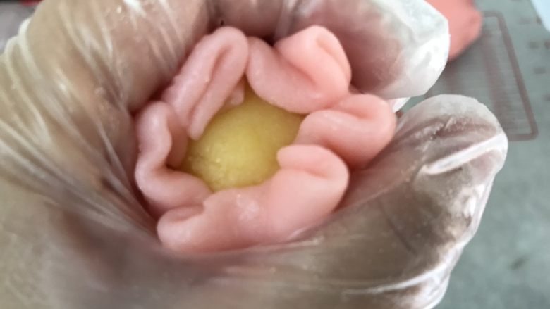 五彩冰皮月饼(附奶黄馅做法),手掌握圆,利用虎口处慢慢往上挤至收口
