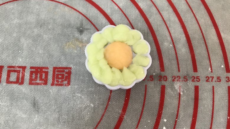 五彩冰皮月饼（附奶黄馅做法）,混多色的作法，时间充裕的可以试试，得耐心但很漂亮，我带娃不好做，仅以此示范哈
先在饼模具盖子上填上自己喜欢的颜色，可以更多种颜色哈