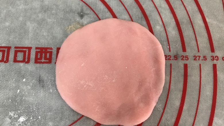 五彩冰皮月饼(附奶黄馅做法),用手掌压薄压平
可以用擀面杖擀哈
原谅我不会耍那棍子😊