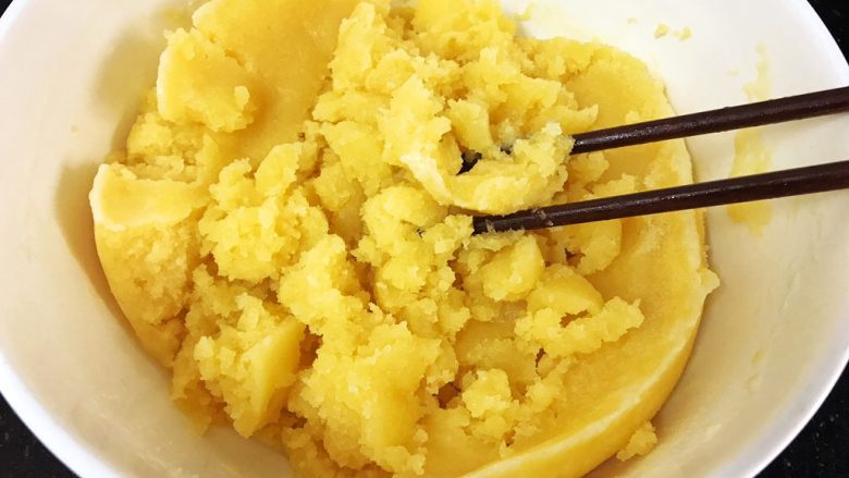 五彩冰皮月饼(附奶黄馅做法),加热成这样,中间挑起无白色粉液,完全凝结的状态