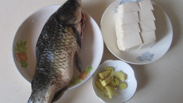 鲫鱼豆腐汤, 准备好原材料;