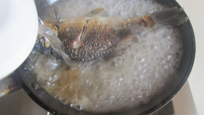 鲫鱼豆腐汤,倒入适量的开水;