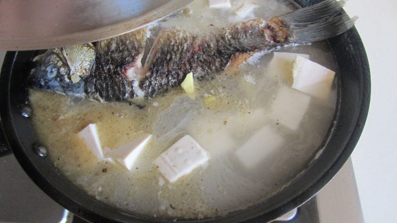 鲫鱼豆腐汤,加盖中火继续炖煮15分钟;