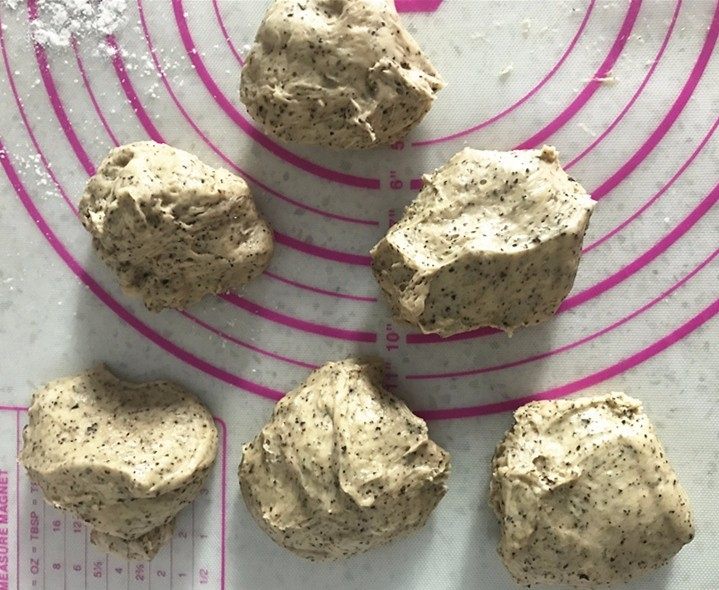 伯爵红茶奶酥面包,取出排气,均匀分割味6份。