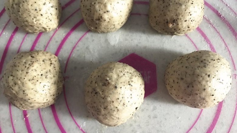 伯爵红茶奶酥面包,滚圆,盖保鲜膜松弛20分钟