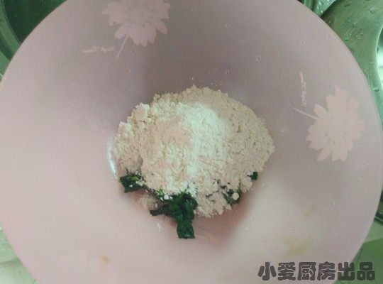 双色剪刀面,将菠菜切碎。<a style='color:red;display:inline-block;' href='/shicai/ 519'>面粉</a>中加少许盐,用力将菠菜和到面里边。