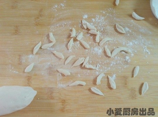双色剪刀面,用厨房剪刀,煎出的白面,是不是有点像鱼儿。