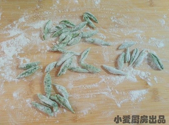 双色剪刀面,菠菜面剪出来是这样的。