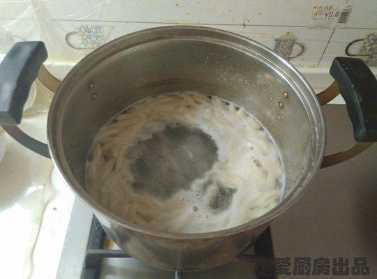 双色剪刀面,大火煮开,转小火煮熟剪刀面。