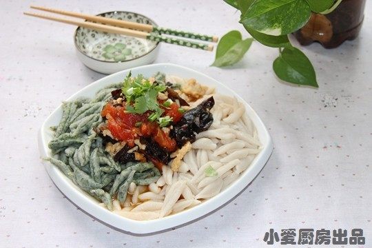 双色剪刀面,浇上炒好的西红柿鸡蛋卤,放上香菜、油泼辣子搅拌均匀即可。