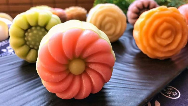 五彩冰皮月饼（附奶黄馅做法）