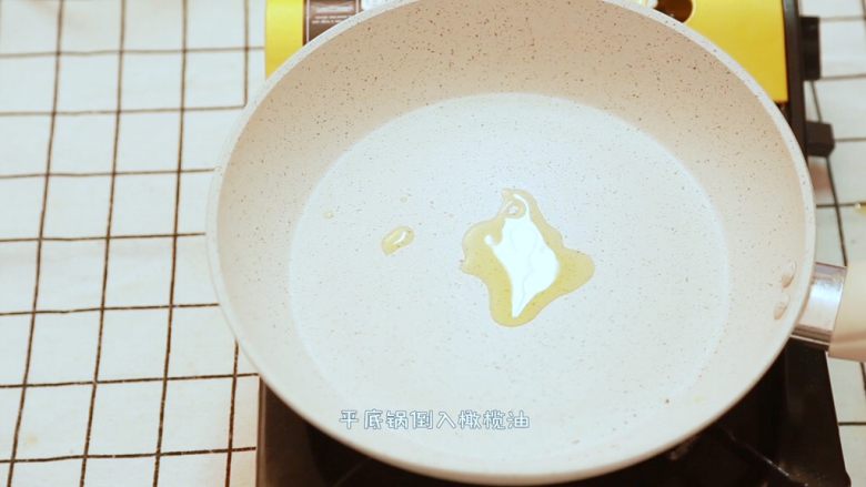 吃不胖的酸汤鸡丝,在平底锅中倒油~