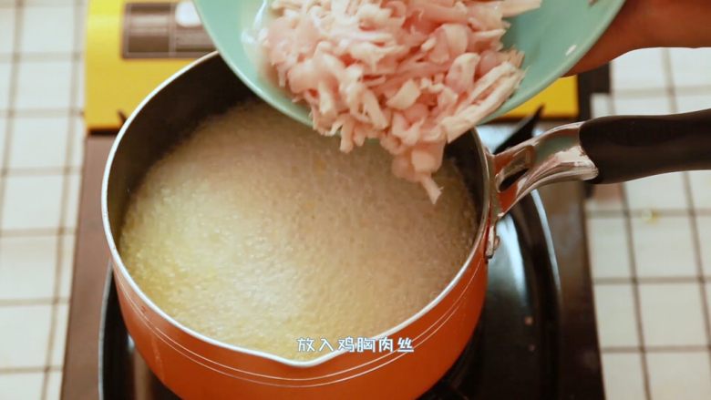 吃不胖的酸汤鸡丝,加入腌制好的鸡胸肉丝~