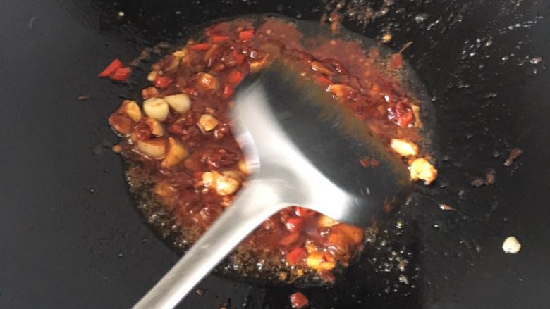 麻辣香锅,蒜和辣椒的香味出来后加入一勺豆瓣酱和一勺酱油,改成小火,让豆瓣酱的香味散发出来。
