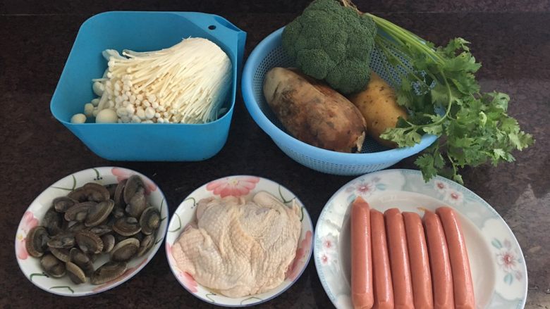 麻辣香锅,所有食材(花蛤先泡水里让它们把身上的沙吐出来)