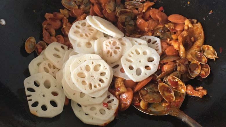 麻辣香锅,再把莲藕片放进去炒,炒久一点,莲藕要入味才好吃