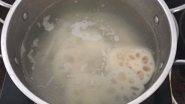 麻辣香锅,莲藕也焯水,大概2到3分钟。