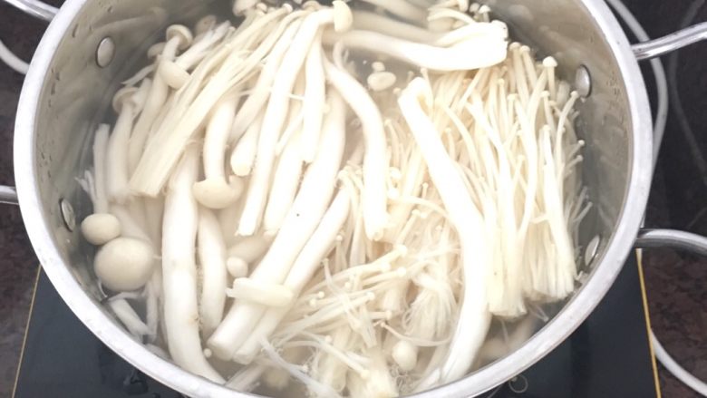 麻辣香锅,煮一锅开水,把金针菇和海鲜菇放进去焯水1到2分钟后捞起。