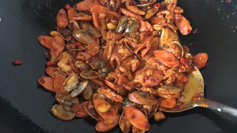 麻辣香锅,加入热狗(想要香一点可以把热狗先过一遍油煎一下),快速翻动