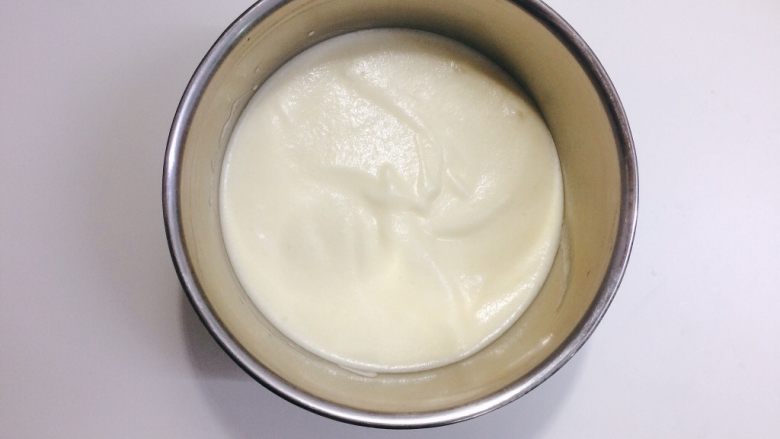 奥利奥咸奶油蛋糕卷,然后再将蛋黄糊加入剩下的三分之二蛋白霜中,同样用刮刀从下往上切拌,不可搅拌以免消泡。
这时候烤箱可以提前预热了,上下180度即可。