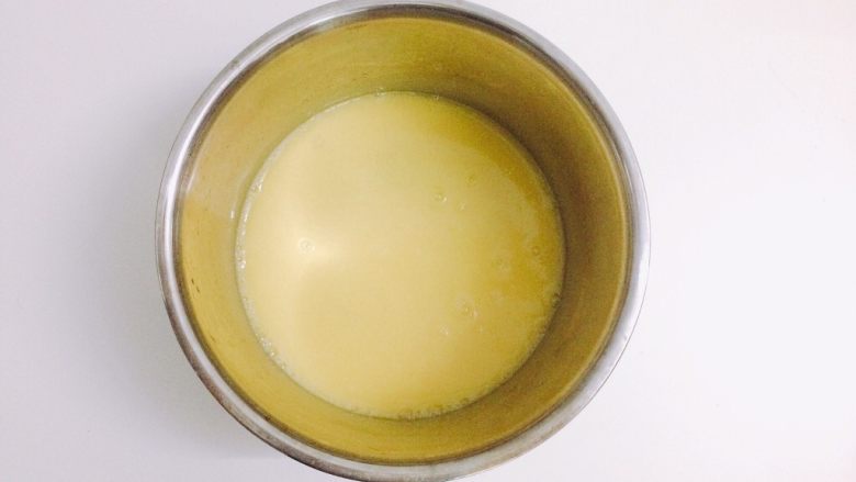 奥利奥咸奶油蛋糕卷,将蛋黄打散,然后依次加入水(牛奶)和<a style='color:red;display:inline-block;' href='/shicai/ 857'>植物油</a>,搅打均匀,完成乳化。
