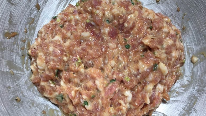 一口汉堡(汤种),准备肉饼原料,用厨师机或者筷子搅上劲,如果比较干可以加一点水进去