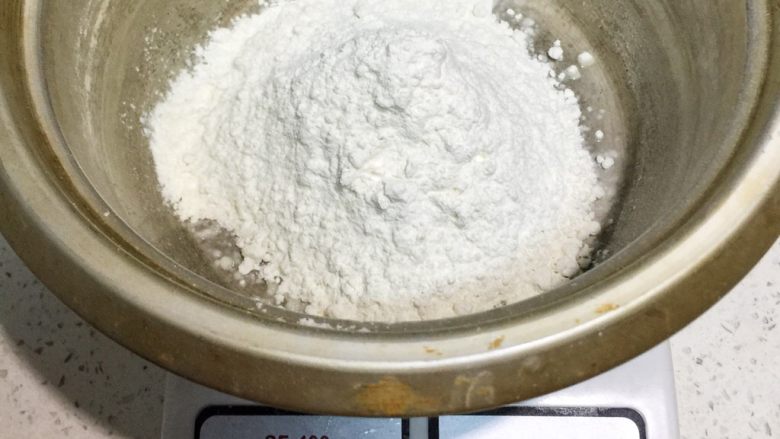 改良版火腿披萨,称取高筋粉。