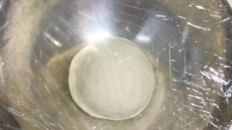 改良版火腿披萨,和面揉成光滑面团，盖上保鲜膜发酵至两倍大。