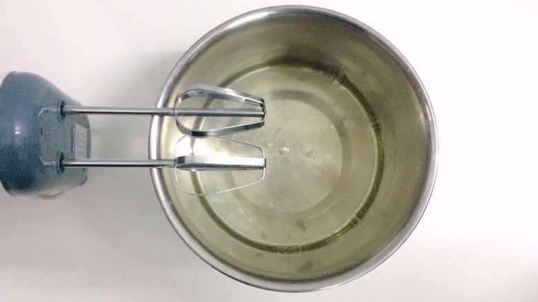 奥利奥咸奶油蛋糕卷,在蛋清中滴入几滴白醋,用打蛋器高速打发蛋清。