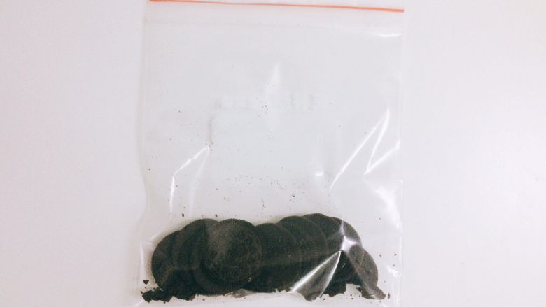 奥利奥咸奶油蛋糕卷,将奥利奥中间的内馅刮掉,然后把饼干放进密封袋,用擀面杖或手压碎,至于压得多碎,就看个人喜好了。