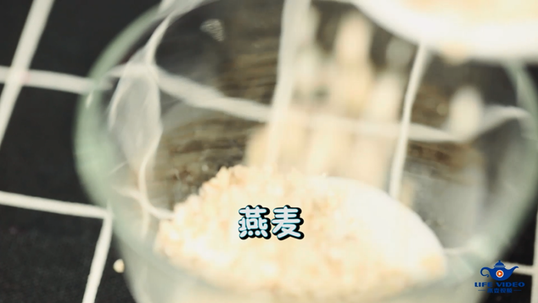 法式甜品:莓果酸奶巴菲,再铺上一层即食<a style='color:red;display:inline-block;' href='/shicai/ 495'>燕麦</a>