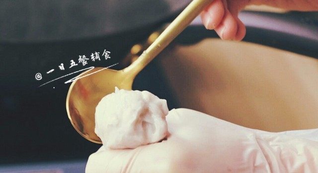 宝宝版鲜嫩虾丸,锅里放入冷水，用大火煮到有点冒气，改用小火煮。用手挤出形状丸子，用汤匙把丸子放入锅里，汤匙每一次取丸子前，先在碗里水里沾一下。