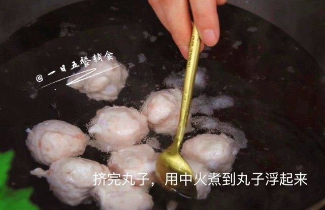 宝宝版鲜嫩虾丸,挤完丸子，用中火煮到丸子浮起来。