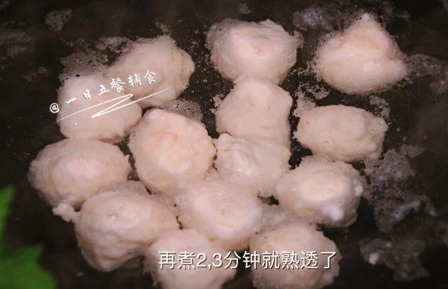 宝宝版鲜嫩虾丸,煮到颜色变淡红色，丸子大一点点再煮2，3分钟就熟透了。
🌻小贴士：总共买了将近2斤的虾，做出来图中14个虾丸，产量不算高，真材实料。
