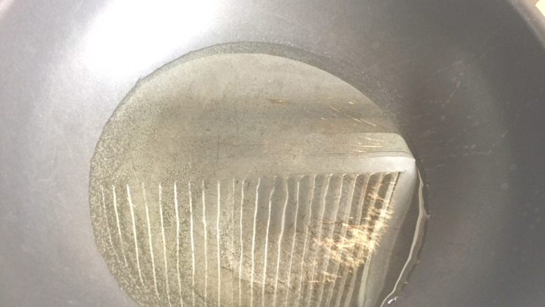 椒盐皮皮虾,锅内倒油,烧七分热