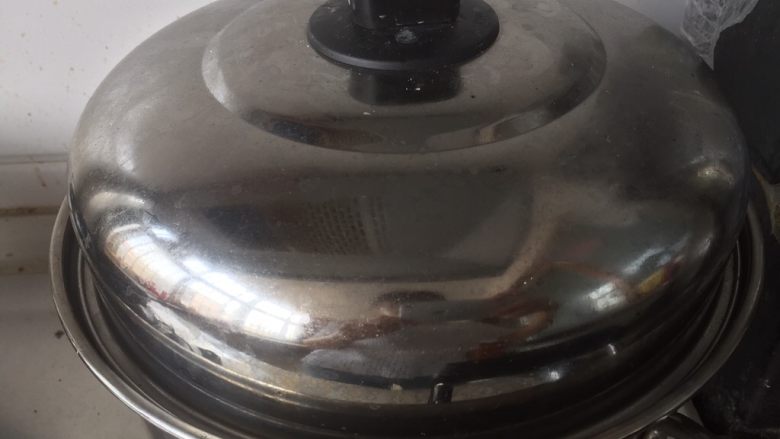 南瓜奶香花卷,冷水上锅,水开后蒸15min,蒸完以后不要忙着揭锅盖,先闷5min