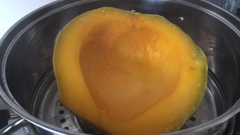 南瓜奶香花卷,南瓜冷水上锅蒸熟,约30min即可(我没有削皮切块啊,直接蒸了一整个😂)