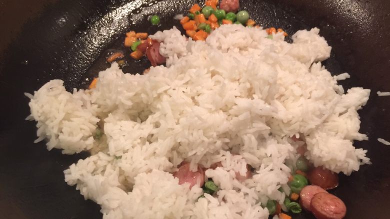 菠萝炒饭,米饭打散加入锅里