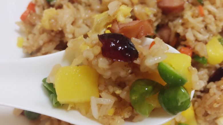 菠萝炒饭,美味有虾仁会更好我没有就没加