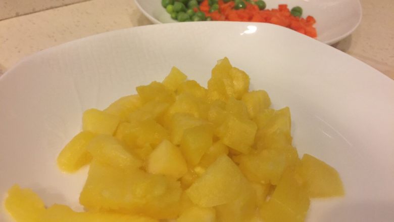 菠萝炒饭,菠萝肉切粒