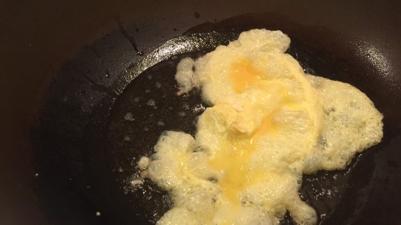 菠萝炒饭,煎鸡蛋捞出备用